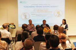 Bác sĩ Đỗ Hồng Ngọc và nhà văn Nguyễn Tường Bách giao lưu với bạn đọc về chủ đề "Cân bằng trong khủng hoảng"
