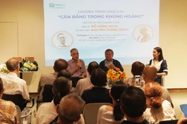 Bác sĩ Đỗ Hồng Ngọc và nhà văn Nguyễn Tường Bách giao lưu với bạn đọc về chủ đề "Cân bằng trong khủng hoảng"