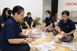 Các cộng tác viên đóng gói báo thứ 5 hàng tuần tại Báo Giác Ngộ