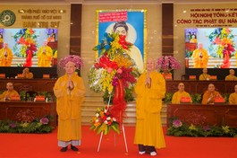 Hòa thượng Thích Lệ Trang, Trưởng ban Trị sự GHPGVN TP.HCM tặng lẵng hoa chúc mừng đến Ban Hướng dẫn Phật tử TP.HCM