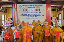 Thượng tọa Thích Lệ Lạc, Trưởng ban Trị sự GHPGVN tỉnh Vĩnh Long trao quyết định chuẩn y nhân sự đến thành viên Ban Trị sự GHPGVN H.Tam Bình, nhiệm kỳ 2021-2026