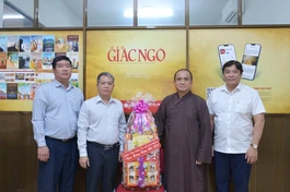 Ông Vũ Huy Long, Trưởng phòng Nghiệp vụ 1 - Ban Tôn giáo TP.HCM, cùng thành viên đoàn chúc mừng năm mới đến Báo Giác Ngộ