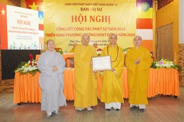 Thượng tọa Thích Thiện Quý trao Bằng Tuyên dương công đức của Ban Trị sự GHPGVN TP.HCM đến tập thể Ban Trị sự GHPGVN Q.12 