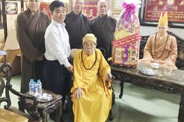 Đoàn Ban Tôn giáo TP.HCM thăm, chúc Tết đến Trưởng lão Hòa thượng Thích Hiển Tu, chư Tăng chùa Xá Lợi
