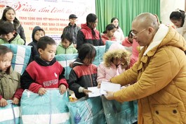 Thượng tọa Thích Thiện Từ, trụ trì chùa Quan Âm trao quà Tết đến các em học sinh tại H.Đồng Văn 