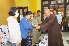 Chùa Vĩnh Nghiêm trao tặng quà Tết đến bà con khó khăn trên địa bàn Q.3