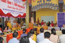 Thượng tọa Thích Giác Trí, Trưởng ban Trị sự GHPGVN Q.Gò Vấp thăm hỏi bà con trước khi tặng quà Tết Giáp Thìn