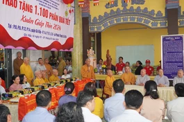 Thượng tọa Thích Giác Trí, Trưởng ban Trị sự GHPGVN Q.Gò Vấp thăm hỏi bà con trước khi tặng quà Tết Giáp Thìn