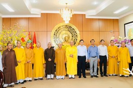 Đoàn Ban Trị sự GHPGVN tỉnh chụp ảnh lưu niệm nhân chuyến thăm, chúc Tết đến lãnh đạo Tỉnh ủy