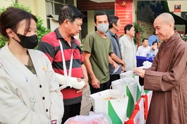 Thượng tọa Thích Đạo Phước, trụ trì chùa Thiền Giác (TP.Thủ Đức) trao quà đến bà con P.Phú Hữu