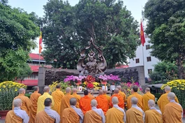  Chư tôn đức Tăng Ni Ban Trị sự GHPGVN Q.3 tưởng niệm tại Công viên Tượng đài Bồ-tát Thích Quảng Đức