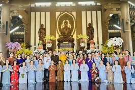 Chư Tăng chùa Minh Giác hướng dẫn Phật tử hành hương đầu năm 