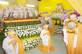 Đoàn Phân ban Ni giới T.Ư, Phân ban Ni giới TP.HCM và Q.10 viếng tang Ni trưởng Thích nữ Như Ngọc