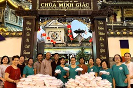 Chùa Minh Giác tặng suất chay gieo duyên đến mọi người nhân rằm tháng Giêng