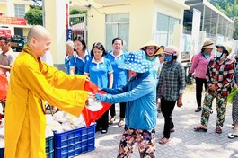 Thượng tọa Thích Đạo Phước trao các suất cơm chay đến người dân khó khăn tại P.Phú Hữu