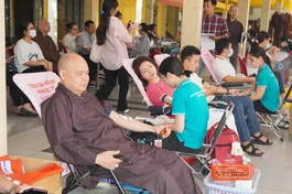 Thượng tọa Thích Thanh Phong, trụ trì chùa Vĩnh Nghiêm hiến máu nhân đạo sáng 17-3