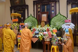 Đức Pháp chủ dâng hương tưởng niệm chung thất Trưởng lão Hòa thượng Thích Hiển Tu tại chùa Phật Học Xá Lợi