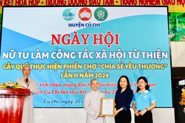 Ban Tổ chức trao thư cảm ơn đến chư Ni Phân ban Ni giới H.Củ Chi 