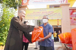Thượng tọa Thích Đạo Phước tặng quà đến người cao tuổi