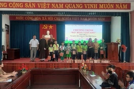 Hòa thượng Thích Giác Trí trao tặng các suất học bổng đến học sinh nghèo