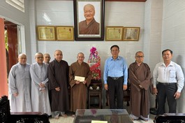 Ban Tôn giáo TP.HCM chúc mừng Phật đản đến Tăng Ni quận 3