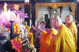 Trưởng lão Hòa thượng Thích Đức Nghiệp, Phó Pháp chủ kiêm Giám luật, Trưởng ban Giám luật thuộc Hội đồng Chứng minh GHPGVN, Trưởng môn phái tổ đình Vĩnh Nghiêm thực hiện nghi thức sái tịnh