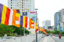 Cờ Phật giáo được thiết trí rợp cầu Công Lý hướng vào chùa Vĩnh Nghiêm (Q.3, TP.HCM) 