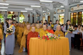 Gia đình Phật tử dâng hoa Kính mừng Phật đản Phật lịch 2568