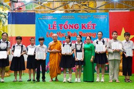 Trao giấy chứng nhận đến các em học sinh lớp 5 hoàn thành chương trình phổ cấp tiểu học