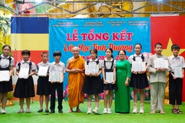 Trao giấy chứng nhận đến các em học sinh lớp 5 hoàn thành chương trình phổ cấp tiểu học