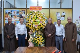 Lãnh đạo Ban Dân vận Thành ủy TP.HCM tặng hoa chúc mừng Báo Giác Ngộ 