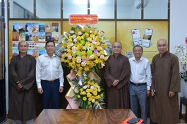 Lãnh đạo Ban Dân vận Thành ủy TP.HCM tặng hoa chúc mừng Báo Giác Ngộ 