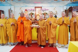 Hòa thượng Minh Giác, Phó ban Trị sự GHPGVN TP.HCM, cùng chư tôn đức đoàn 5 trao cúng dường đến trường hạ chùa Hưng Phước, Q.3