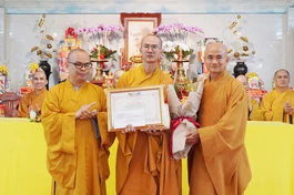 Trao giải nhất Hội thi diễn giảng cấp quận đến Đại đức Thích Minh Quang