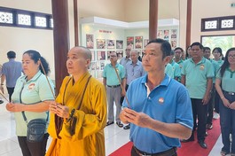 Đoàn Ủy ban MTTQVN P.Phú Hữu và chùa Thiền Giác dâng hương tại Khu di tích lịch sử Láng Le Bàu Cò