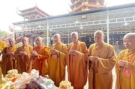 Ban Thường trực Ban Trị sự thắp hương, chú nguyện trước trụ sở mới của Ban Trị sự Phật giáo tỉnh Vĩnh Long