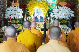 Chư Tăng chùa Vĩnh Nghiêm của hành Lễ tưởng niệm Tổng Bí thư Nguyễn Phú Trọng theo nghi thức thiền môn