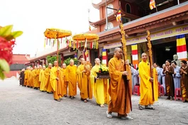 Ban Hoằng pháp T.Ư và Ban Kinh tế - Tài chính T.Ư thăm trường hạ 