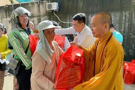 Thượng tọa Thích Đạo Phước, trụ trì chùa Thiền Giác, cùng đại diện chính quyền tặng quà Vu lan đến người dân khó khăn tại P.Phú Hữu