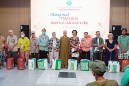 Chùa Vĩnh Nghiêm tặng quà Vu lan đến bà con khó khăn tại P.Võ Thị Sáu, Q.3, TP.HCM