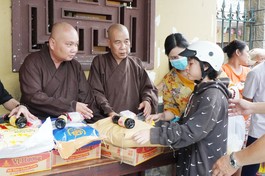 Chư tôn đức chùa Ấn Quang (Q.10) tặng quà đến người dân trên địa bàn Q.10 nhân mùa Vu lan