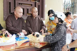 Chư tôn đức chùa Ấn Quang (Q.10) tặng quà đến người dân trên địa bàn Q.10 nhân mùa Vu lan