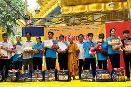 Hòa thượng Thích Thiện Chiếu trao giấy chứng nhận và tặng quà đến các học viên khiếm thị