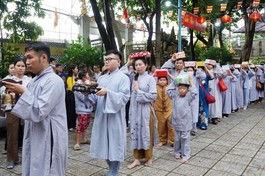 Phật tử nhiễu pháp y trước khi cúng dường chư Tăng