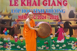Hòa thượng Thích Thiện Chiếu, Giám đốc Cơ sở từ thiện xã hội chùa Kỳ Quang II đánh trống khai giảng năm học 2024-2025