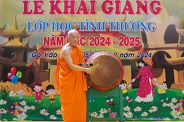 Hòa thượng Thích Thiện Chiếu, Giám đốc Cơ sở từ thiện xã hội chùa Kỳ Quang II đánh trống khai giảng năm học 2024-2025