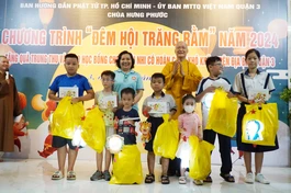 Hòa thượng Thích Chơn Không và bà Phạm Thị Vy, Phó ban Dân tộc - Tôn giáo UBMTTQVN TP.HCM tặng học bổng và quà đến thiếu nhi