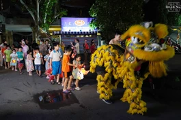 Các em thiếu nhi rước đèn trung thu quanh chùa Vĩnh Nghiêm