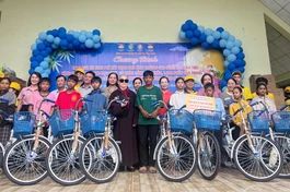 Ni trưởng Thích nữ Huệ Huyền, trụ trì chùa Vĩnh Quang, đại diện Ban Trị sự GHPGVN Q.Gò Vấp trao tặng xe đạp đến các em học sinh