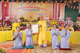 Thượng tọa Thích Quảng Hiền trao quyết định thành lập điểm sinh hoạt tôn giáo tập trung Nguyên Minh, H.Tuy Đức